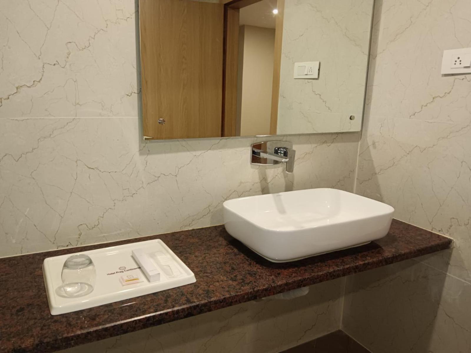 Hotel Prag Continental Guváhátí Exteriér fotografie